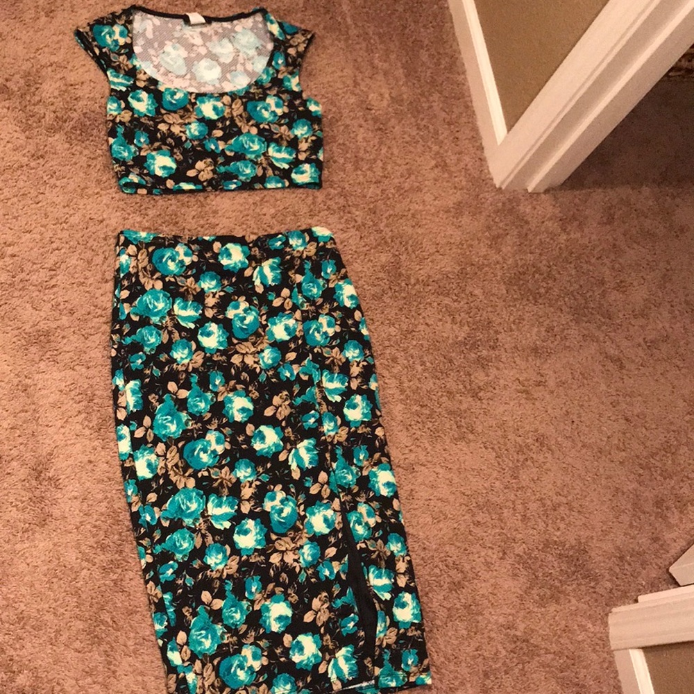 Two piece set crop top with pencil skirt